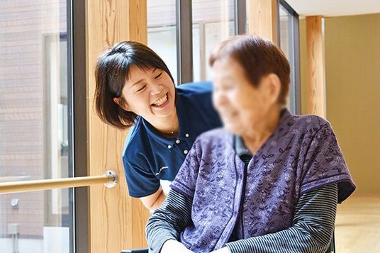 笑顔のスタッフと利用者の様子