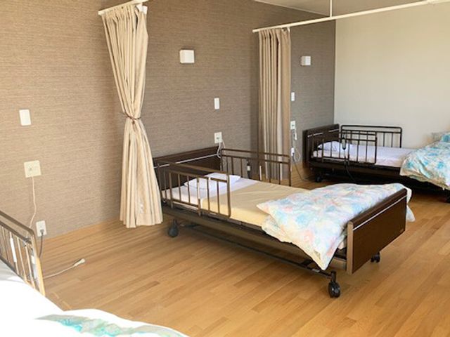 ベッド3台の居室 居室 自然光が差し込む暖かい雰囲気の居室です。個別のベッドが配置され、プライバシーも重視されています。