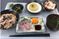 彩り豊かな食事トレイ
