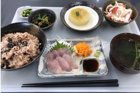 彩り豊かな食事トレイ