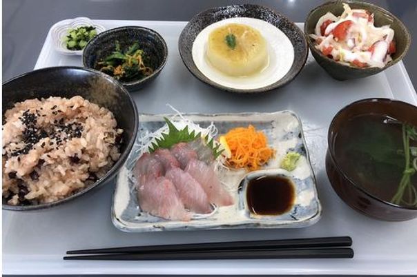 彩り豊かな食事トレイ