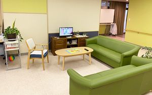 緑のソファが置かれたラウンジ