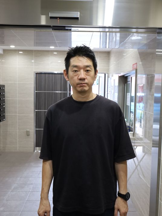 男性とエレベーター