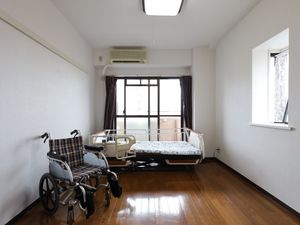 車椅子とベッドのある居室