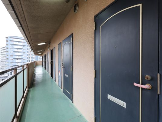 廊下のドア連なる景色