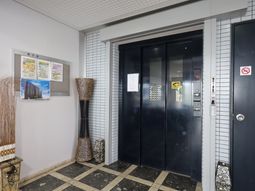 エレベーター前の通路