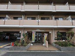 安心感のある外観のエントランス