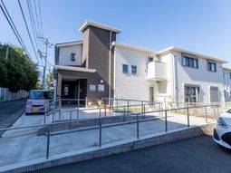 明るい外観の建物