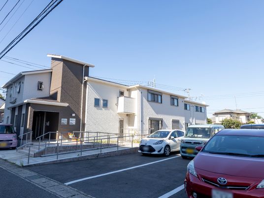白い建物の外観