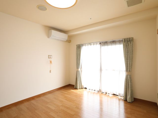 広々とした洋室の空間 居室 日当たりの良い居室は、さまざまな生活シーンに対応可能な設計です。ゆとりある空間で、ご自身らしい時間をお過ごしいただけます。