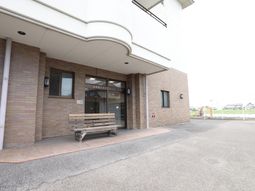 エントランスとベンチの外観