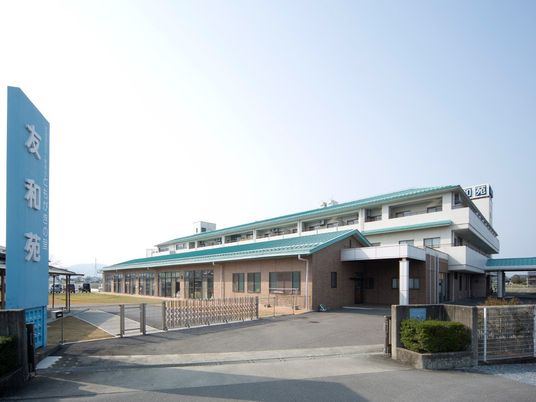 明るい外観の施設入口  