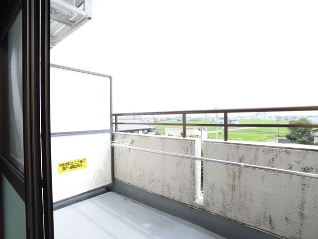 明るい空と広がる眺望のバルコニー ベランダ ゆったりとしたバルコニーからは、開放感あふれる風景が広がっており、心地よい休息時間を過ごせます。