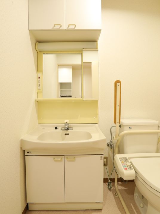 清潔な洗面台と鏡
