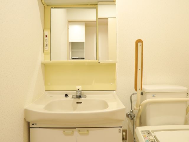 清潔な洗面台と鏡 居室 機能性を考えた洗面台が整っており、使いやすさを重視した設計です。身だしなみに気を使うことも、快適に行えます。