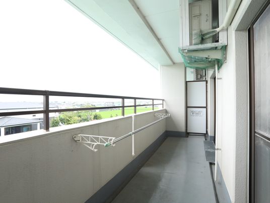 広々とした明るいバルコニー