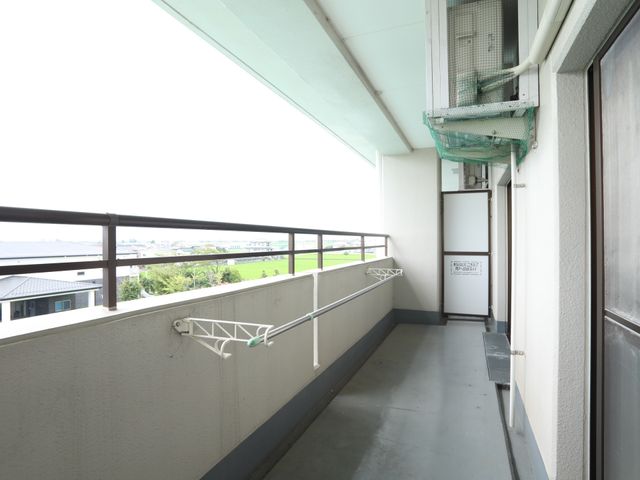 広々とした明るいバルコニー ベランダ ゆったりと過ごせるバルコニーです。開放的な空間で、新鮮な空気を感じながらのんびりできます。