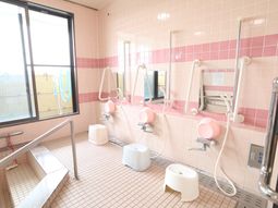 明るい浴室の様子