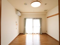 広々と明るい居室