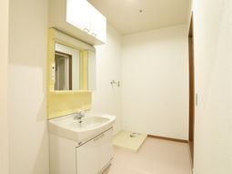 清潔な洗面台と浴室空間