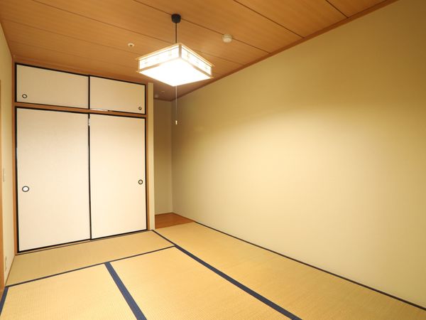 明るい和室の一角