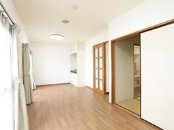 明るい和洋室の居室