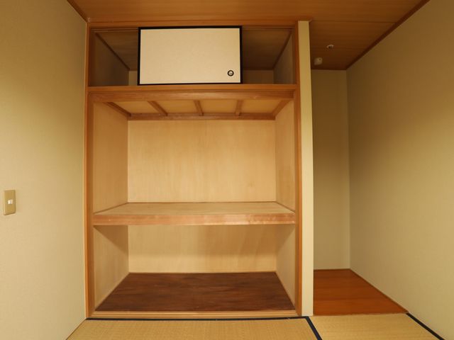 和室の整った収納棚 収納 広々とした和室には、収納に便利な棚が備え付けられており、快適な生活空間が保たれています。