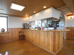 木目調カウンターのある空間