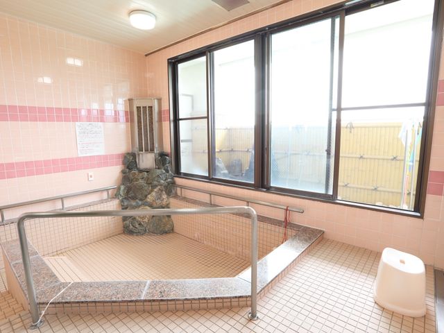 浴室の明るい空間 浴室 広々とした湯船と手すりが整った清潔感のある浴室です。安全に配慮された設計で、ゆったりとしたバスタイムをサポートします。