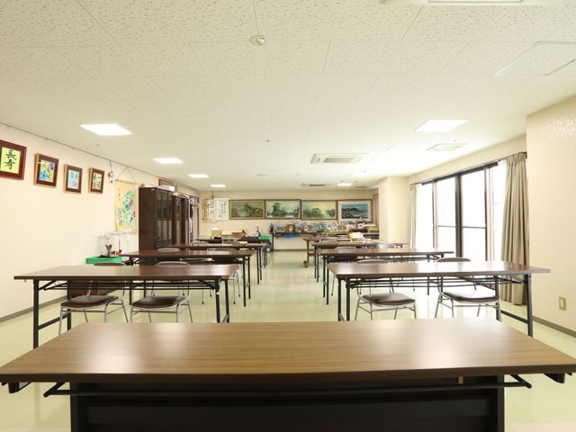居心地のよい食堂の一角 共有スペース 明るい窓辺に並ぶダイニングテーブルは、ゆったりとした食事の時間を提供しています。壁に飾られたアートも、魅力的な雰囲気を演出しています。