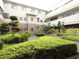 緑に囲まれた建物外観