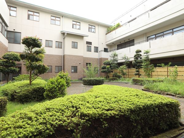 緑に囲まれた建物外観