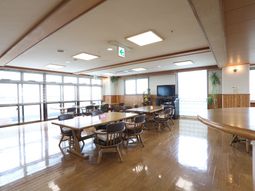 広々明るいダイニング空間