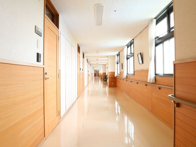 廊下の明るい情景 廊下 広々とした廊下は、清潔感があり、窓から自然光が差し込む心地良い空間となっております。過ごしやすい環境での就業をお求めの方に最適です。