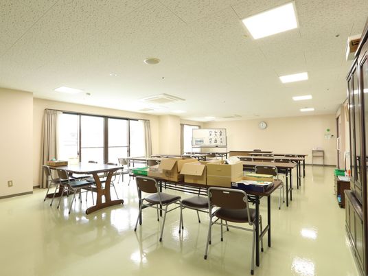 広々とした明るい施設の部屋