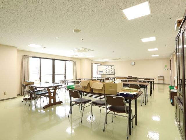 広々とした明るい施設の部屋 共有スペース 天井が高く開放的な機能訓練室です。窓からの自然光が入り、明るく清潔感のある環境で業務にあたれます。