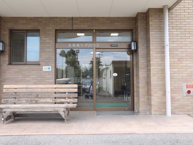 エントランス正面の風景 玄関 開放的なエントランスは、来訪者を温かく迎え入れます。休息できるベンチも設置されており、待ち合わせにも便利です。
