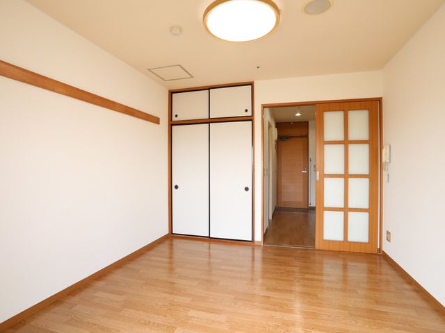 洋室の居室ドア 居室 広々とした明るい居室の様子です。木の温もり感じるフローリングが心地よく、プライバシーも確保された落ち着いた空間です。
