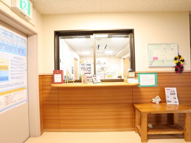 木目調の温かみあるフロント スタッフルーム アットホームな雰囲気のフロントは、利用者様や来訪者を温かくお迎えします。明るく清潔感のある受付で、日々のコミュニケーションが図られています。