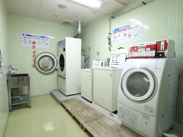 清潔感のある洗濯室 ランドリー 清潔に保たれた洗濯設備が整っており、いつでもご利用いただける環境を整えています。