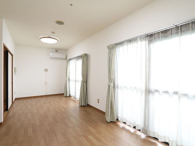 明るい広々した空間 居室 ゆとりを感じる広々とした部屋で、日の光がたっぷりと差し込む設計となっており、快適な時間を過ごせます。