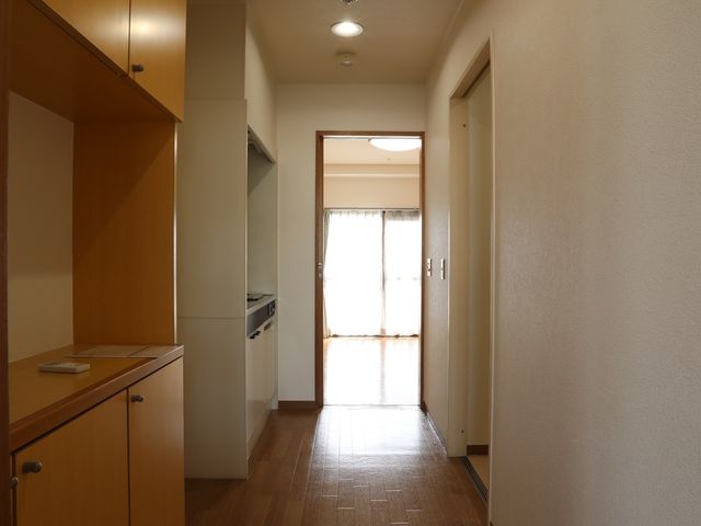 居室の明るい空間 居室 広々とした清潔感のある居室です。明るい窓からは自然光が差し込み、穏やかな時間を過ごすことができます。