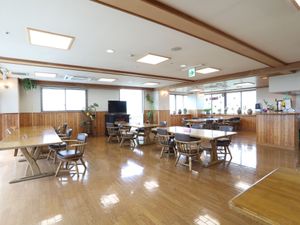 広々とした明るい食堂
