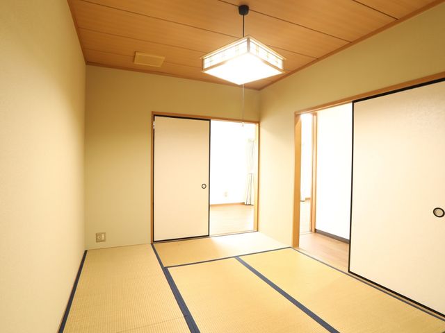 広々とした明るい和室 和室 落ち着きのある和室が、そなえた空間です。畳の香りと、木のぬくもりが感じられる部屋で、安らぎの時間を過ごせます。