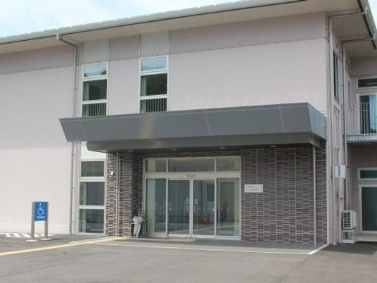 建物正面のエントランス  