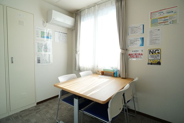 居室のデスクと椅子