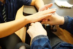 手と手をつなぐ支援