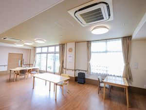 自然光が入る明るい部屋
