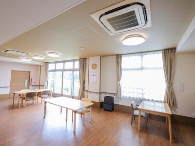 自然光が入る明るい部屋