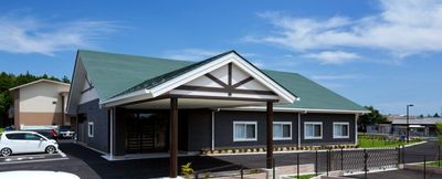 緑色の屋根の建物